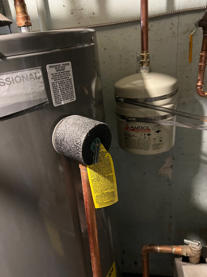 Water heater with copper pipes and expansion tank