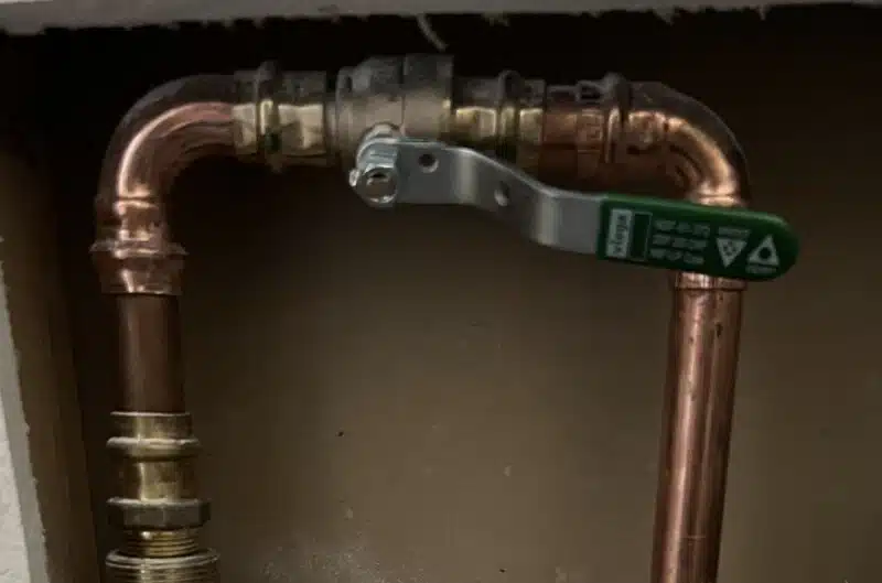 gas-piping-services-arvada-img-02 Copper pipe with green valve handle